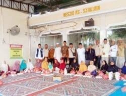 Kades Bersama KSJ Desa Sambirejo Timur Sampaikan Santunan Sembako Warga di Masjid Asy Syakirin