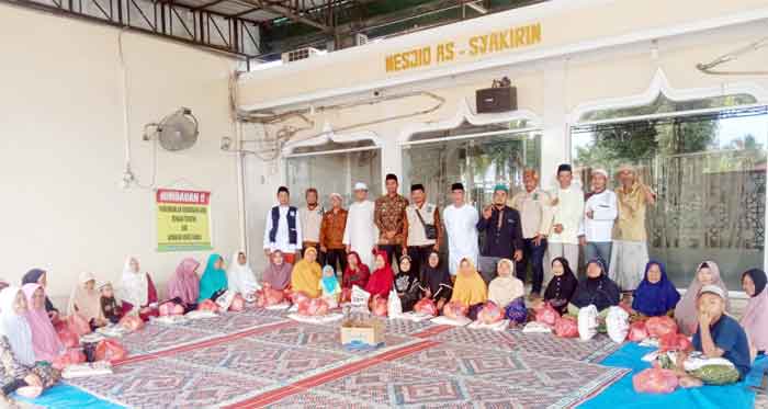 Kades Bersama KSJ Desa Sambirejo Timur Sampaikan Santunan Sembako Warga di Masjid Asy Syakirin
