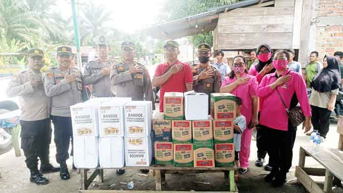 Kabag Ops Polres Langkat Pembagian Bansos Kepada 537 Warga di Kelurahan Kampung Lama