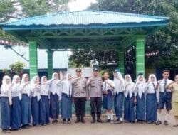 Kanit Binmas Polsek Galang Jadi Pembina Upacara di SMPN 2 Petumbukan