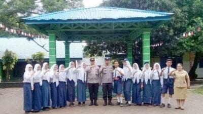 Kanit Binmas Polsek Galang Jadi Pembina Upacara di SMPN 2 Petumbukan