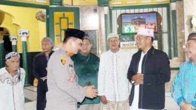 Kapolres Langkat Salat Subuh Berjamaah di Masjid Raya Stabat