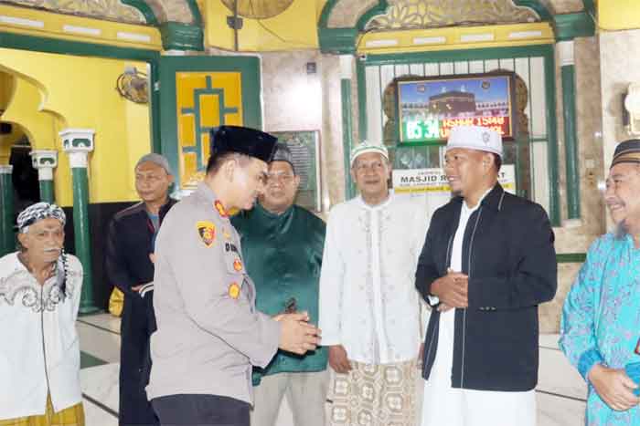Kapolres Langkat Salat Subuh Berjamaah di Masjid Raya Stabat