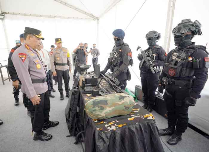 Kapolri Cek Peralatan dan Kesiapan Personel