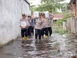 Kapolsek Gebang dan Personel Bagikan Bansos SPSK Kepada Warga Miskin