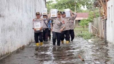Kapolsek Gebang dan Personel Bagikan Bansos SPSK Kepada Warga Miskin