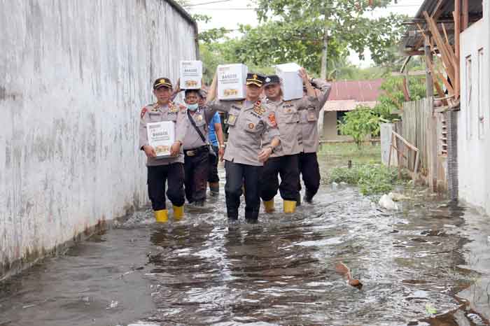 Kapolsek Gebang dan Personel Bagikan Bansos SPSK Kepada Warga Miskin
