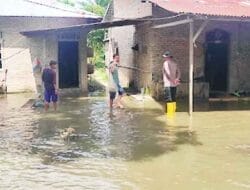 Kapolsek Lima Puluh Pimpin Personel Cek Situasi Banjir di Desa Gambus Laut