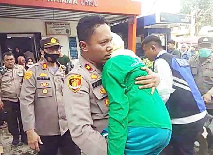 Kapolsek Medan Timur Gendong Lansia Pingsan