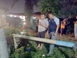 Kapolsek Tanjung Pura Bantu Warga Pasang Mesin Penyedot Air di Waduk Kelurahan Pekan