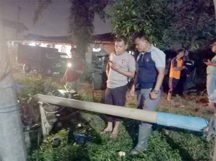 Kapolsek Tanjung Pura Bantu Warga Pasang Mesin Penyedot Air di Waduk Kelurahan Pekan