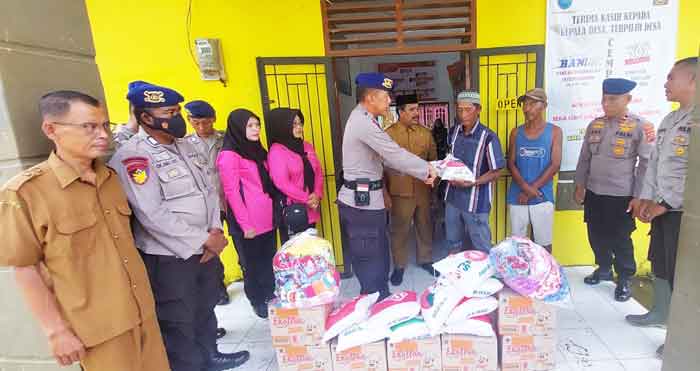 Kasat Polairud Polres Langkat Bantu Sembako Kepada Korban Banjir