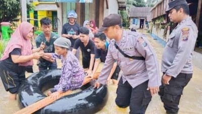 Kesigapan Anggota Polri Membantu Evakuasi Banjir di Kecamatan Besitang
