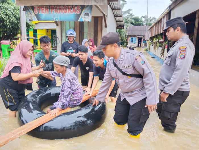 Kesigapan Anggota Polri Membantu Evakuasi Banjir di Kecamatan Besitang