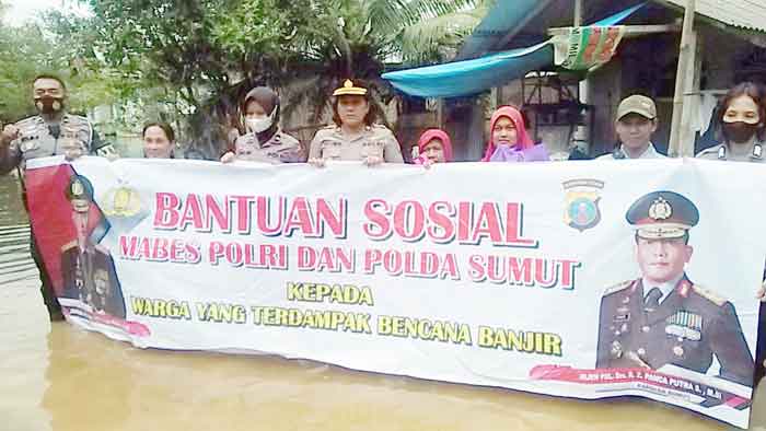 Pembagian Bansos dari Mabes Polri dan Kapoldasu ke Warga Terdampak Banjir di Desa Cempa