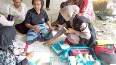 Pemeriksaan Kesehatan Pengungsi Korban Banjir di Desa Cempa, Kecamatan Hinai