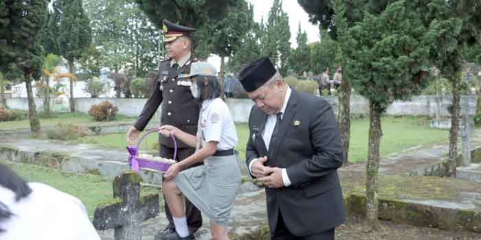 Peringati Hari Pahlawan, Bupati Eddy Berutu Ziarah dan Tabur Bunga di TMP Sidikalang