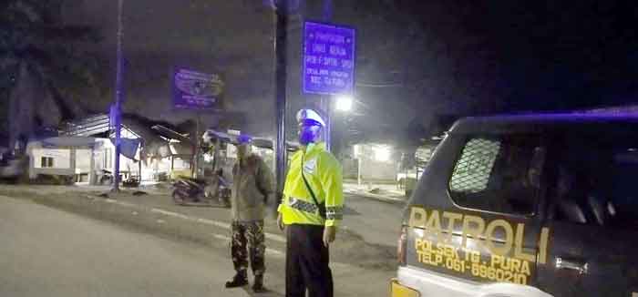 Personel Polsek Tanjung Pura Gelar Patroli Blue Light