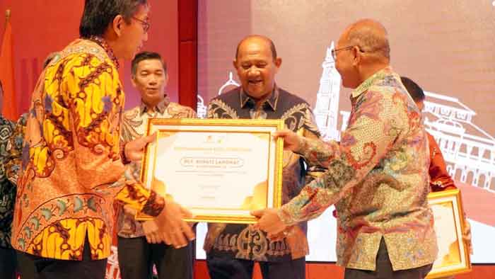 Plt Bupati Langkat Terima Penghargaan Penghasil Migas dari SKK Migas Sumbagut