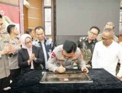 Syukuran dan Refleksi Hari Jadi ke-71 Humas Polri, Kapoldasu Tandatangani Prasasti Ruang Podcast