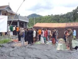 Polri Gelar Salat Jumat dan Gaib Berjamaah di Lokasi Gempa Cianjur