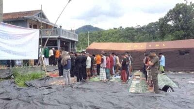 Polri Gelar Salat Jumat dan Gaib Berjamaah di Lokasi Gempa Cianjur