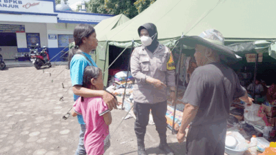 Meskipun Rumahnya Hancur Akibat Gempa Cianjur, Polwan Bhabinkamtibmas Tetap Jalani Tugas Layani Masyarakat