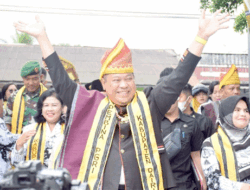 HGN ke-77, Bupati Dairi Disambut Tarian Era-era dan Pengalungan Stola