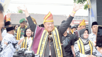 HGN ke-77, Bupati Dairi Disambut Tarian Era-era dan Pengalungan Stola