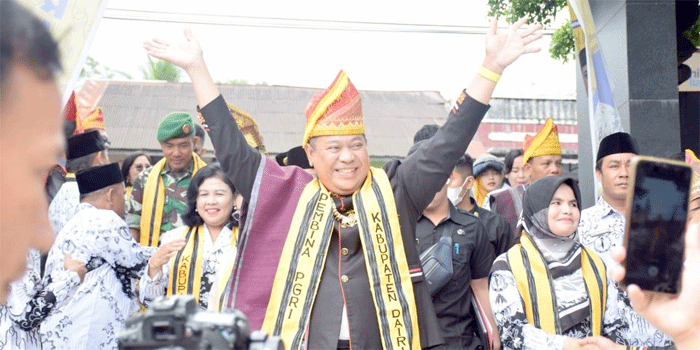 HGN ke-77, Bupati Dairi Disambut Tarian Era-era dan Pengalungan Stola
