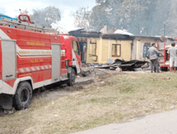 6 Rumah Warga di Desa Sibuntuon Terbakar
