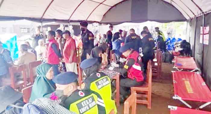 Tim Medis Brimob Polri Jemput Bola Beri Pelayanan Kesehatan Pengungsi Gempa Cianjur