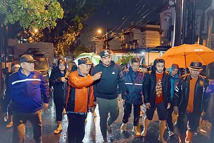 Tinjau Banjir di Jalan Perjuangan, Bobby Nasution Pastikan Warga Aman & Dilayani Dengan Baik
