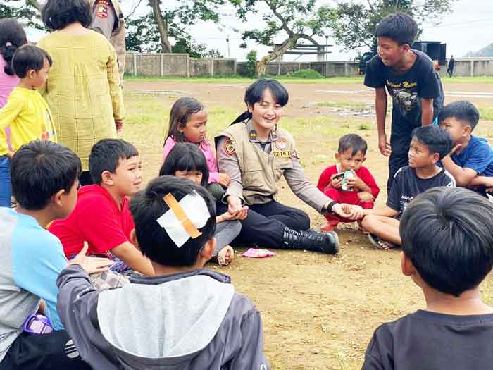 Upaya Polri Kembalikan Senyum Anak-anak dan Ibu-ibu Korban Gempa Cianjur
