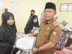Wali Kota Waris Tholib Serahkan Sertifikat Kepada Anak Penghafal Alquran