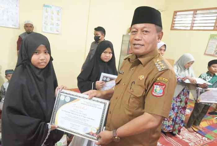 Wali Kota Waris Tholib Serahkan Sertifikat Kepada Anak Penghafal Alquran