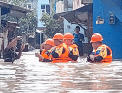 Tim Sat Brimob Poldasu Merespons Cepat Bantu Warga Terdampak Banjir