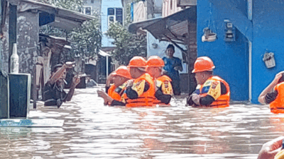 Tim Sat Brimob Poldasu Merespons Cepat Bantu Warga Terdampak Banjir