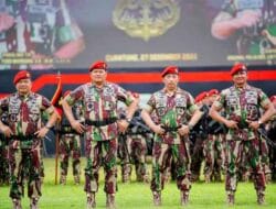 Disematkan Baret Merah Kopassus, Kapolri: Jangan Ragukan Sinergisitas TNI-Polri Jaga NKRI