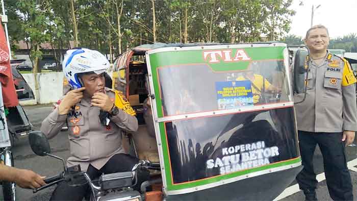 Kapoldasu Bawa Becak Bermotor Ajak Masyarakat Tertib Lalu Lintas