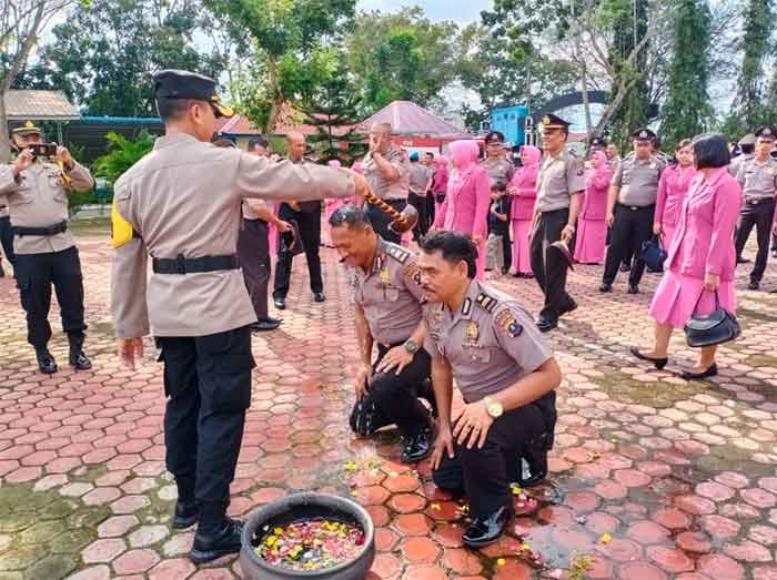 Kapolres Langkat Pimpin Upacara Kenaikan Pangkat 59 Personel