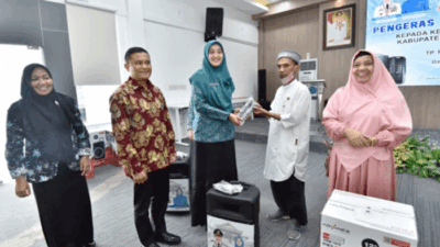 Ketua TP PKK Batubara Serahkan Bantuan Speaker Wireless