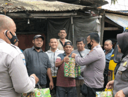Sat Binmas Polres Langkat Bagikan Nasi Kotak Kepada Sopir dan Betor