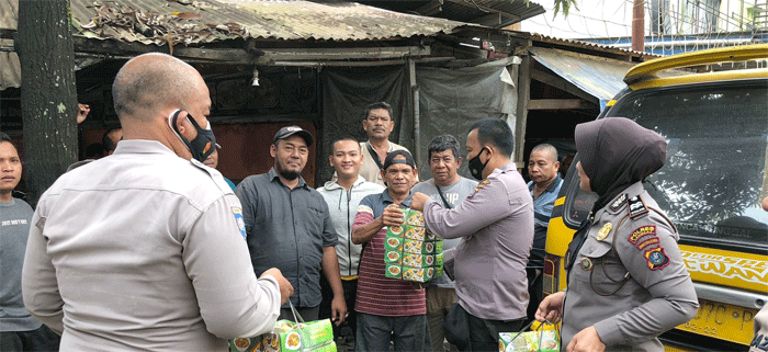 Sat Binmas Polres Langkat Bagikan Nasi Kotak Kepada Sopir dan Betor