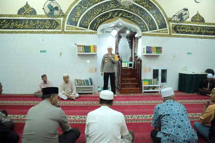 Wakapoldasu Salat Subuh Berjamaah di Masjid Al-Mukhlisin Medan Area