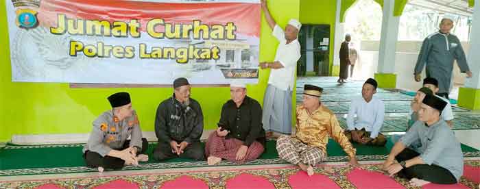 Kapolres Langkat Jumat Curhat di Masjid Al Huda Stabat