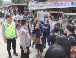 Kapoldasu Sapa Warga di Pelabuhan Ambarita