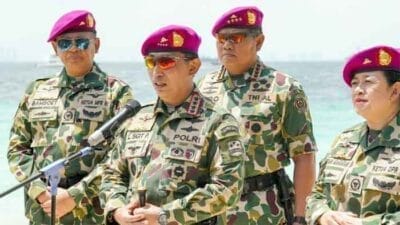 Panglima TNI Sematkan Kapolri Sebagai Warga Kehormatan Korps Marinir