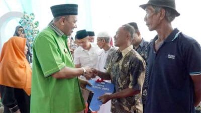 Syah Afandin Serahkan Kunci Rumah Program BSPS Kepada Warga Langkat