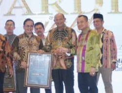 Syah Afandin Terima Anugerah Sahabat Pers Sumut dari SPS